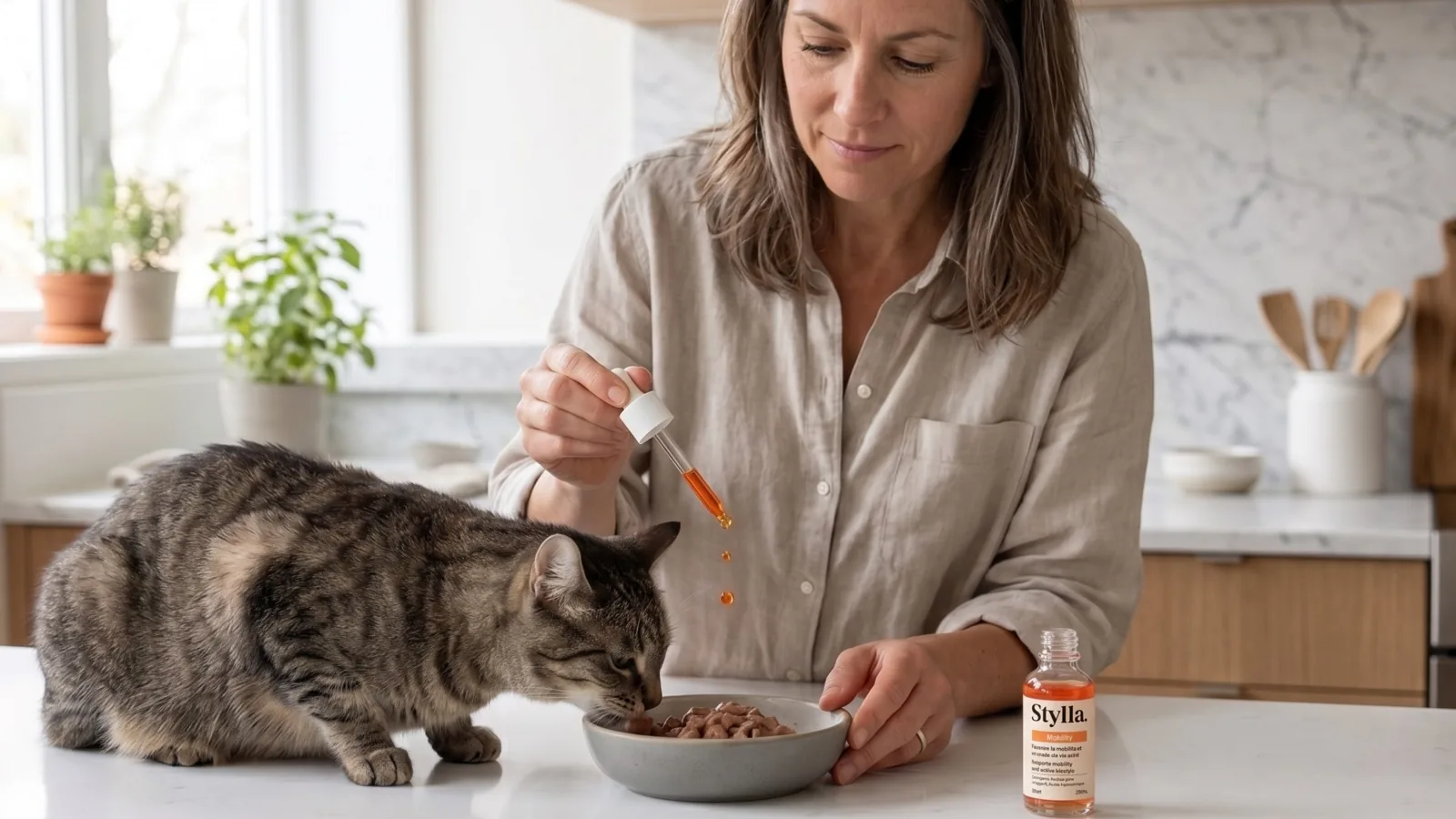 Quelques gouttes ajoutées à la gamelle du chat, dans une cuisine lumineuse